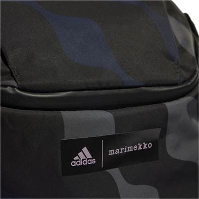 adidas アディダス『adidas X MARIMEKKO』マリメッコ DESIGNED FOR TRAINING バックパック コラボバックパック（HH7085：マルチカラー/ブラック/カレッジネイビー/ブラック）リュック ジム 部活 合宿 遠征 旅行 移動 通勤 通学 マルチスポーツ スポーツバッグ タウンユース